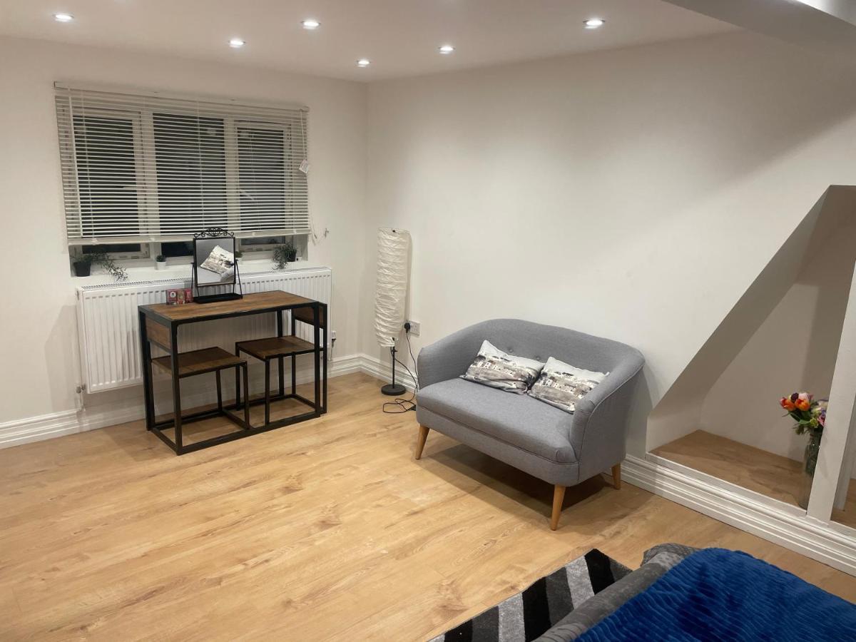 Beautiful Loft With En-Suit In A Family House, London Exterior photo
